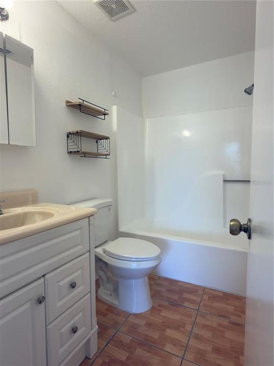 For Sale: $220,000 (2 beds, 2 baths, 854 Square Feet)