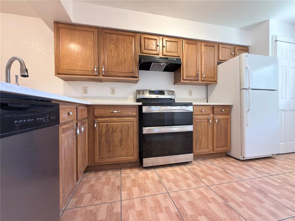 For Sale: $220,000 (2 beds, 2 baths, 854 Square Feet)