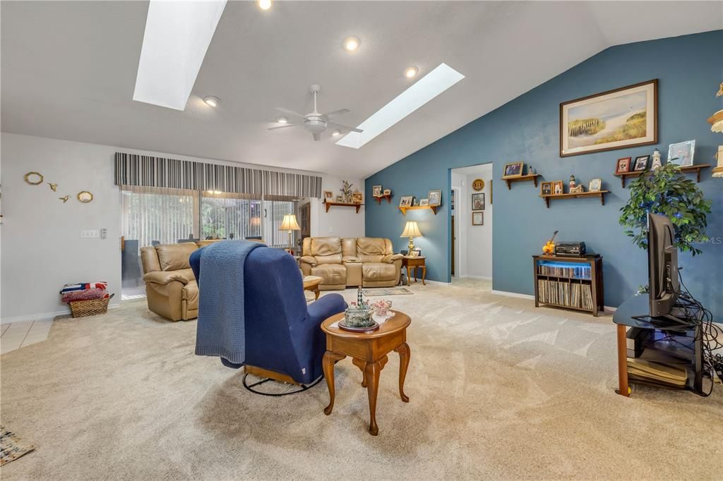 En Venta: $475,000 (3 camas, 2 baños, 2447 Pies cuadrados)
