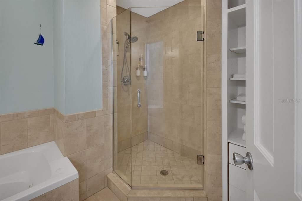 En Venta: $1,960,000 (3 camas, 2 baños, 2400 Pies cuadrados)