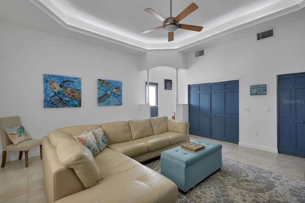 En Venta: $1,960,000 (3 camas, 2 baños, 2400 Pies cuadrados)