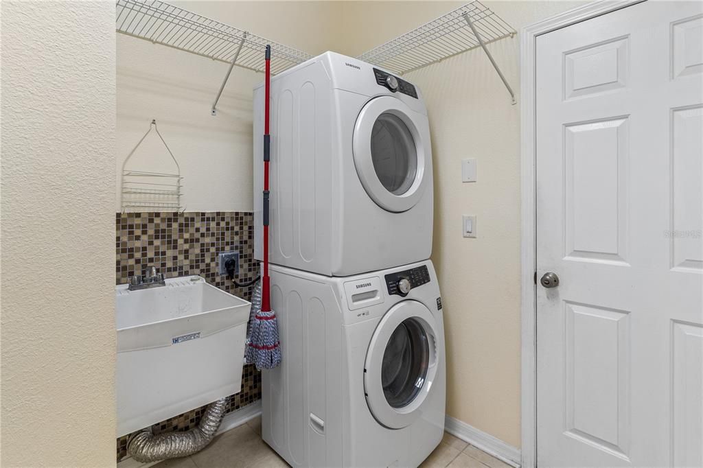 На продажу: $299,900 (3 спален, 2 ванн, 1819 Квадратных фут)