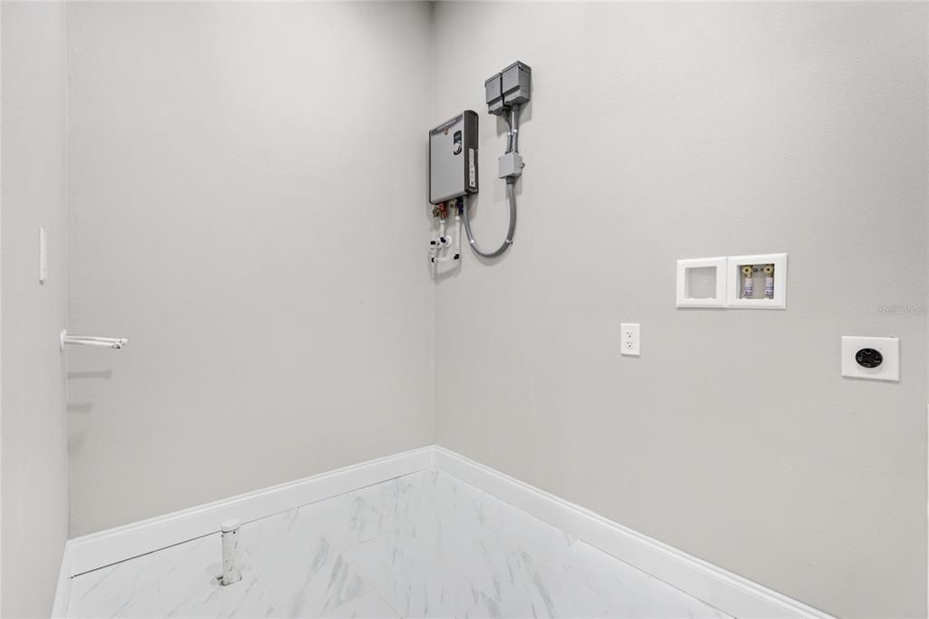 For Sale: $975,000 (5 beds, 5 baths, 3703 Square Feet)