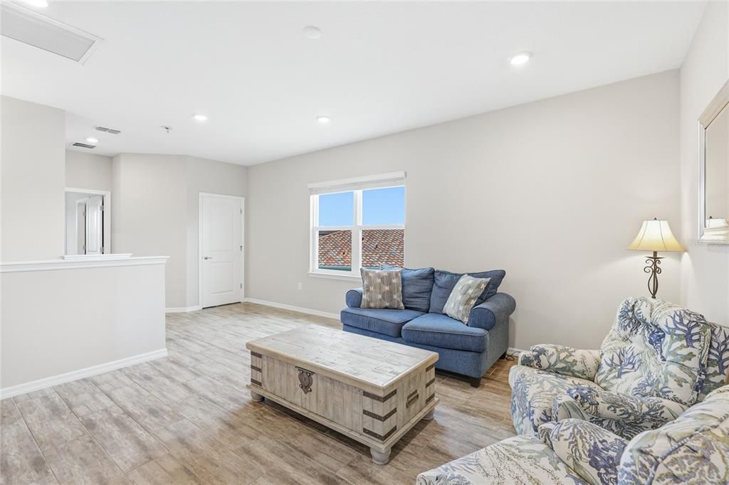 For Sale: $975,000 (5 beds, 5 baths, 3703 Square Feet)