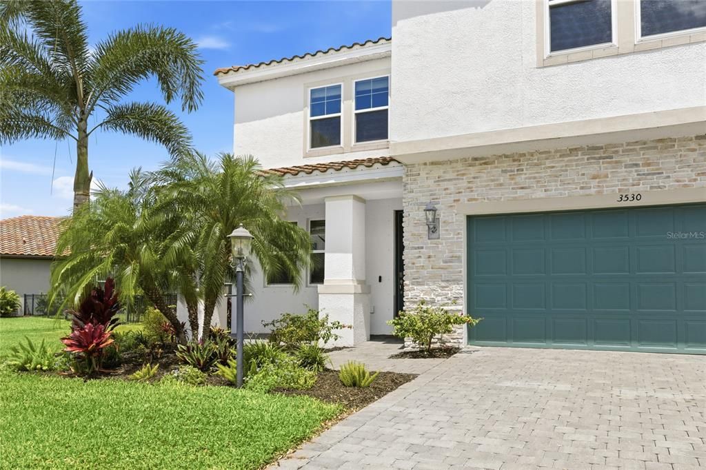 For Sale: $975,000 (5 beds, 5 baths, 3703 Square Feet)