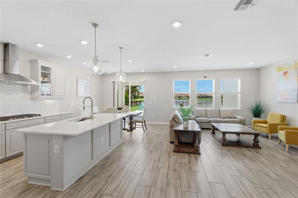 For Sale: $975,000 (5 beds, 5 baths, 3703 Square Feet)