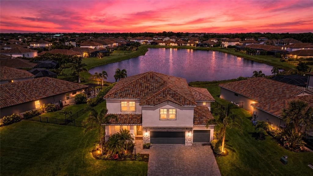 For Sale: $975,000 (5 beds, 5 baths, 3703 Square Feet)
