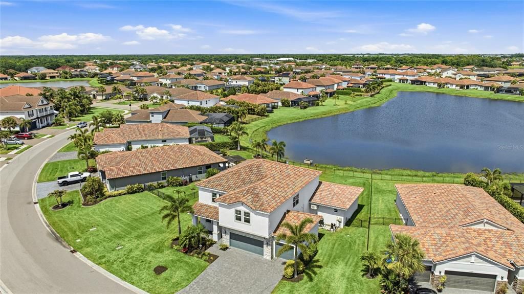 For Sale: $975,000 (5 beds, 5 baths, 3703 Square Feet)