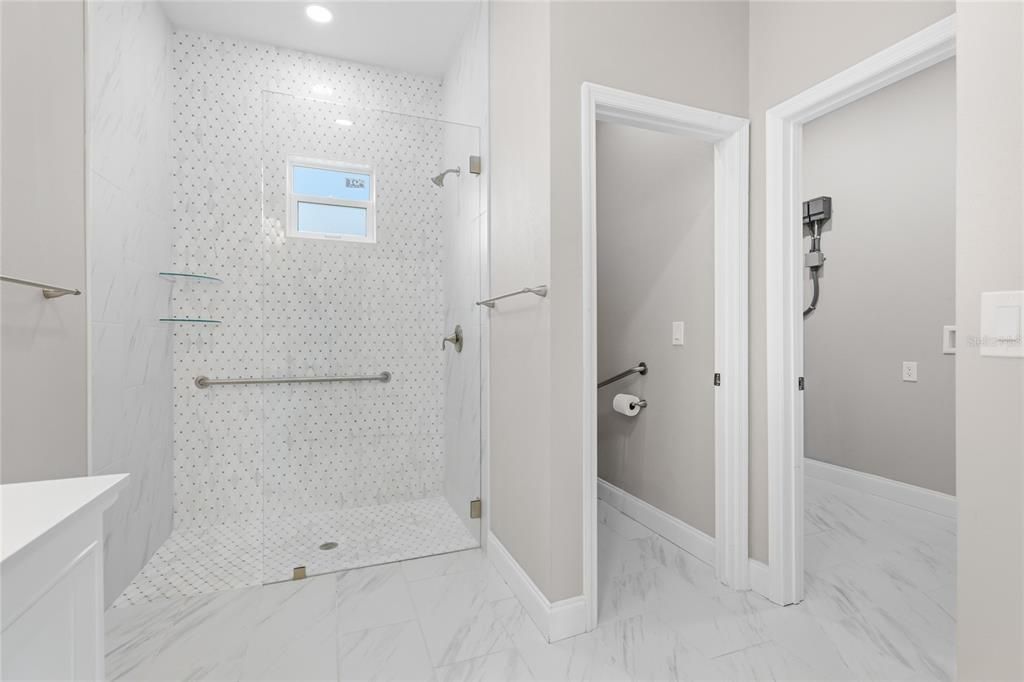 For Sale: $975,000 (5 beds, 5 baths, 3703 Square Feet)