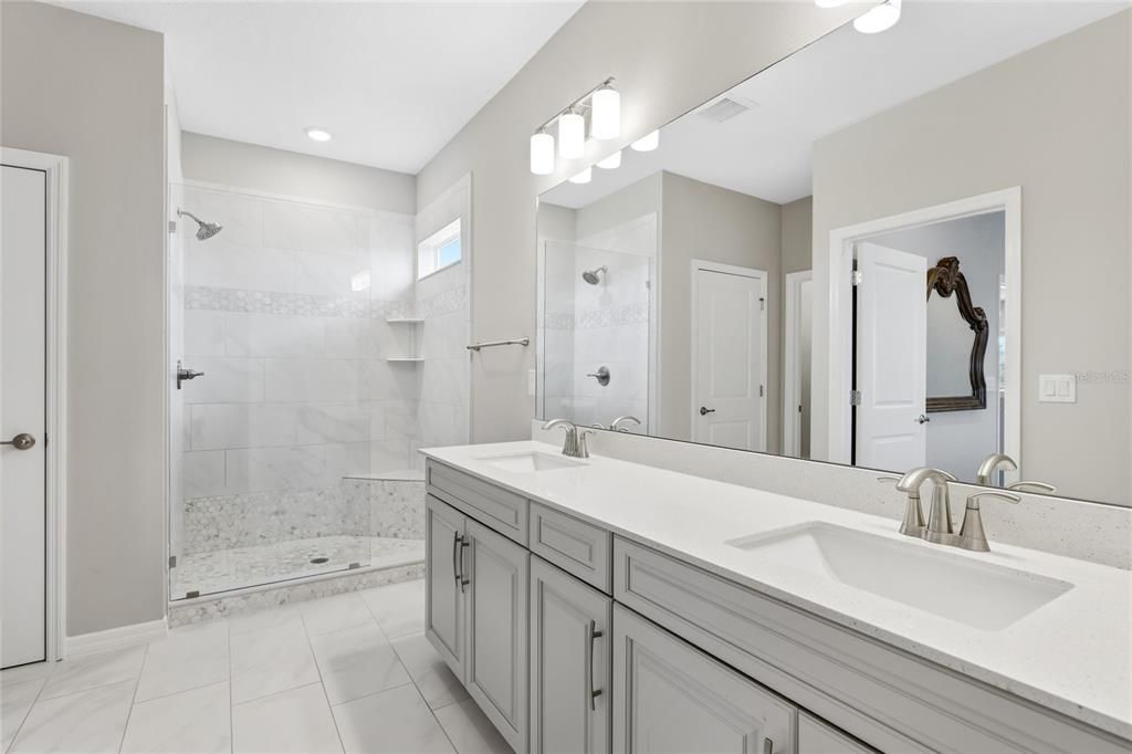 For Sale: $975,000 (5 beds, 5 baths, 3703 Square Feet)