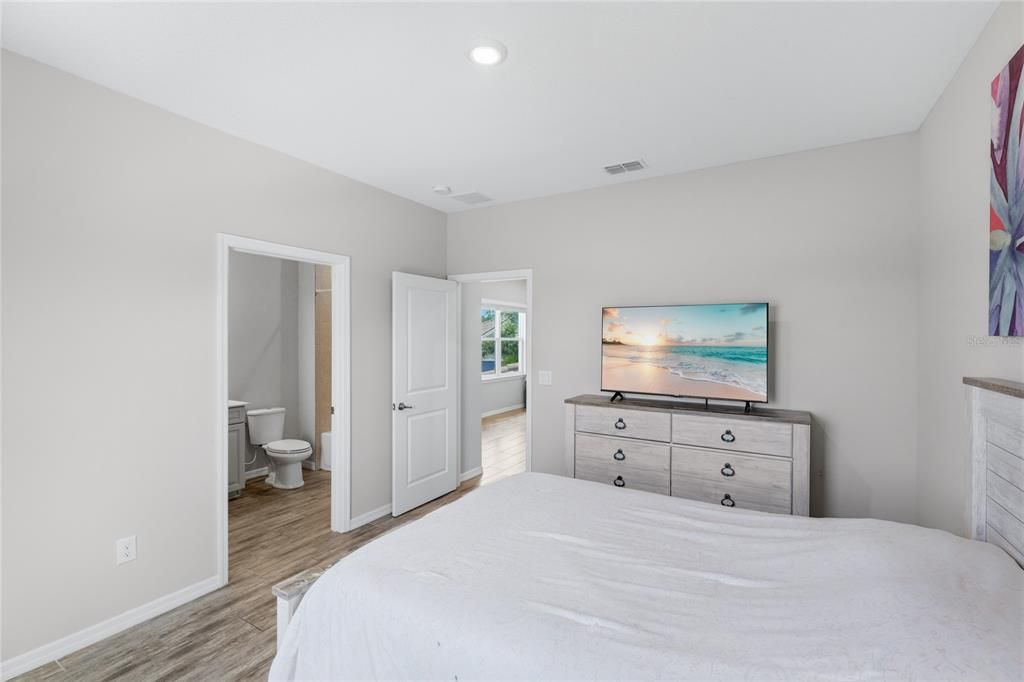 For Sale: $975,000 (5 beds, 5 baths, 3703 Square Feet)