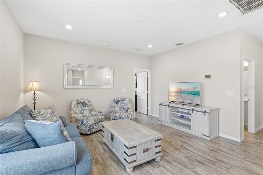 For Sale: $975,000 (5 beds, 5 baths, 3703 Square Feet)