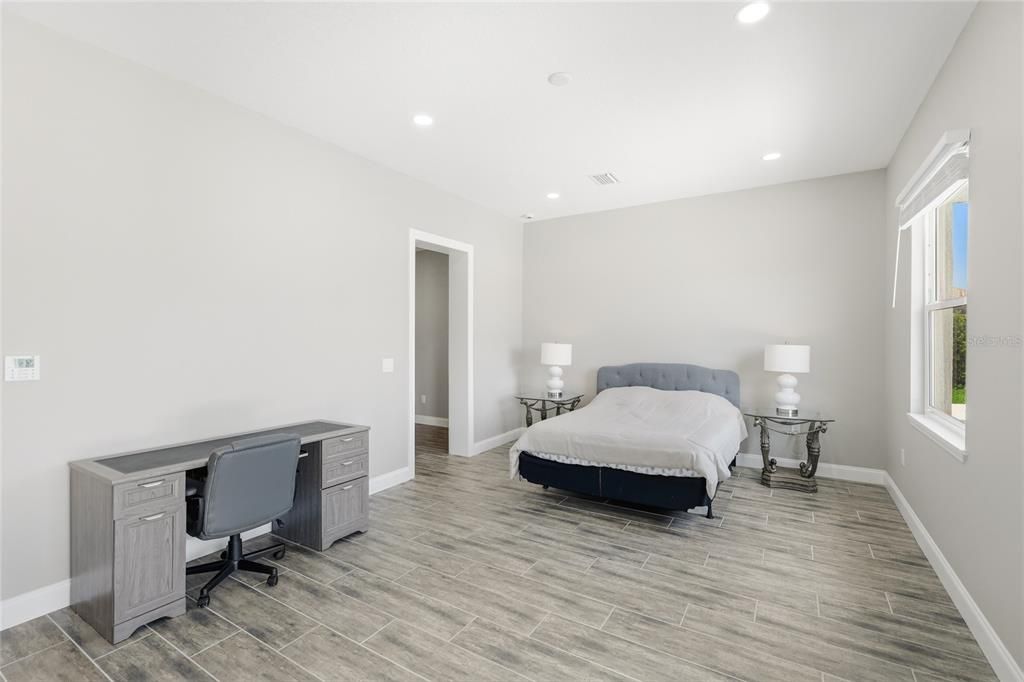 For Sale: $975,000 (5 beds, 5 baths, 3703 Square Feet)