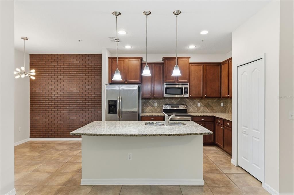 Activo con contrato: $334,999 (3 camas, 2 baños, 1897 Pies cuadrados)