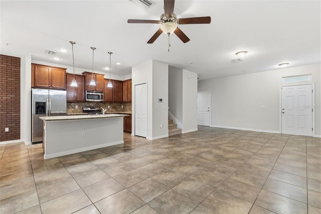 Activo con contrato: $334,999 (3 camas, 2 baños, 1897 Pies cuadrados)