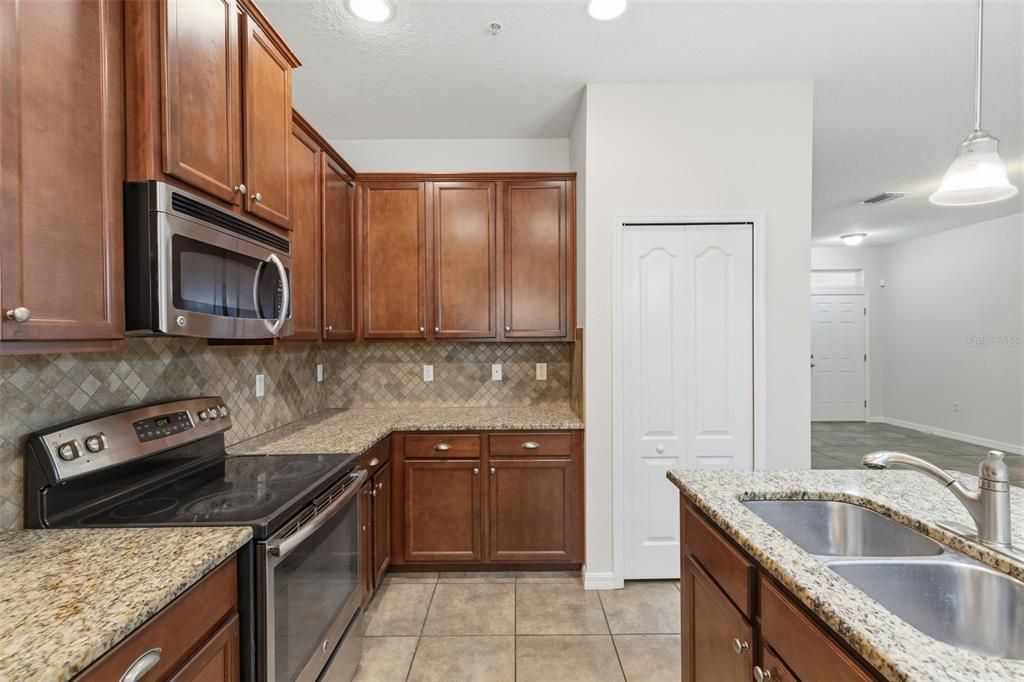 Activo con contrato: $334,999 (3 camas, 2 baños, 1897 Pies cuadrados)