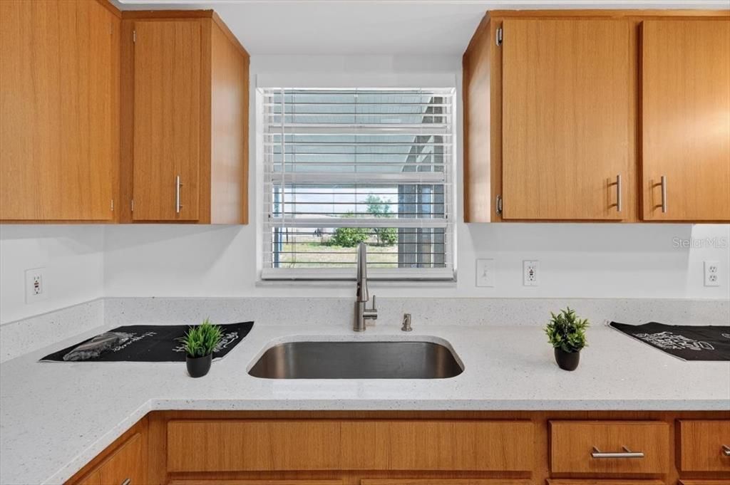 Под контрактом: $359,990 (3 спален, 2 ванн, 1512 Квадратных фут)