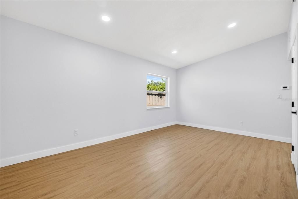Activo con contrato: $300,000 (3 camas, 1 baños, 1032 Pies cuadrados)