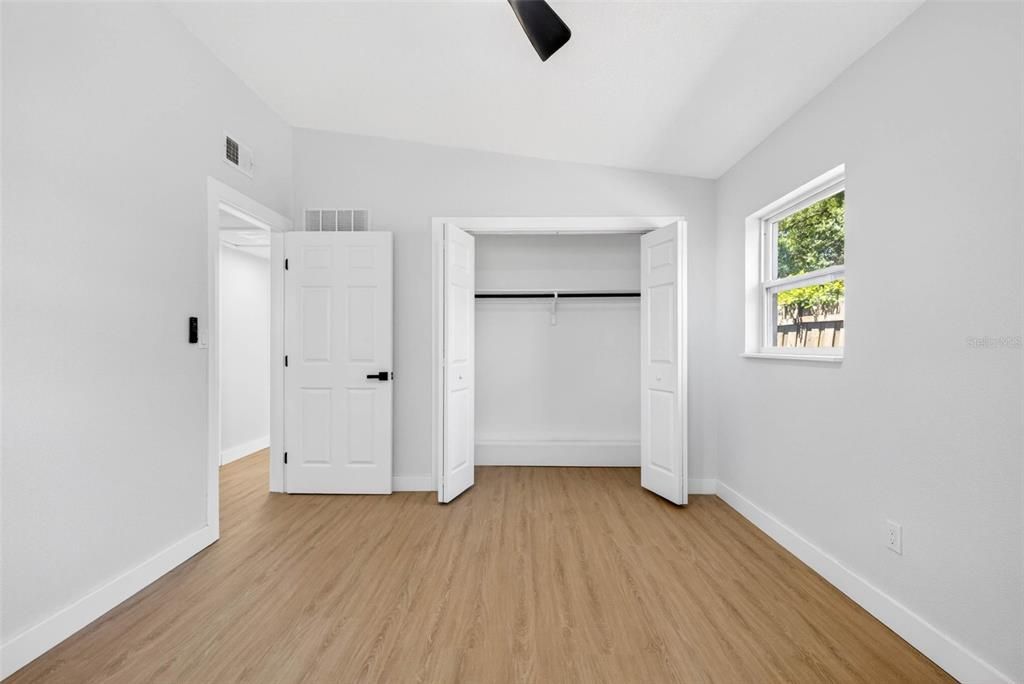Activo con contrato: $300,000 (3 camas, 1 baños, 1032 Pies cuadrados)