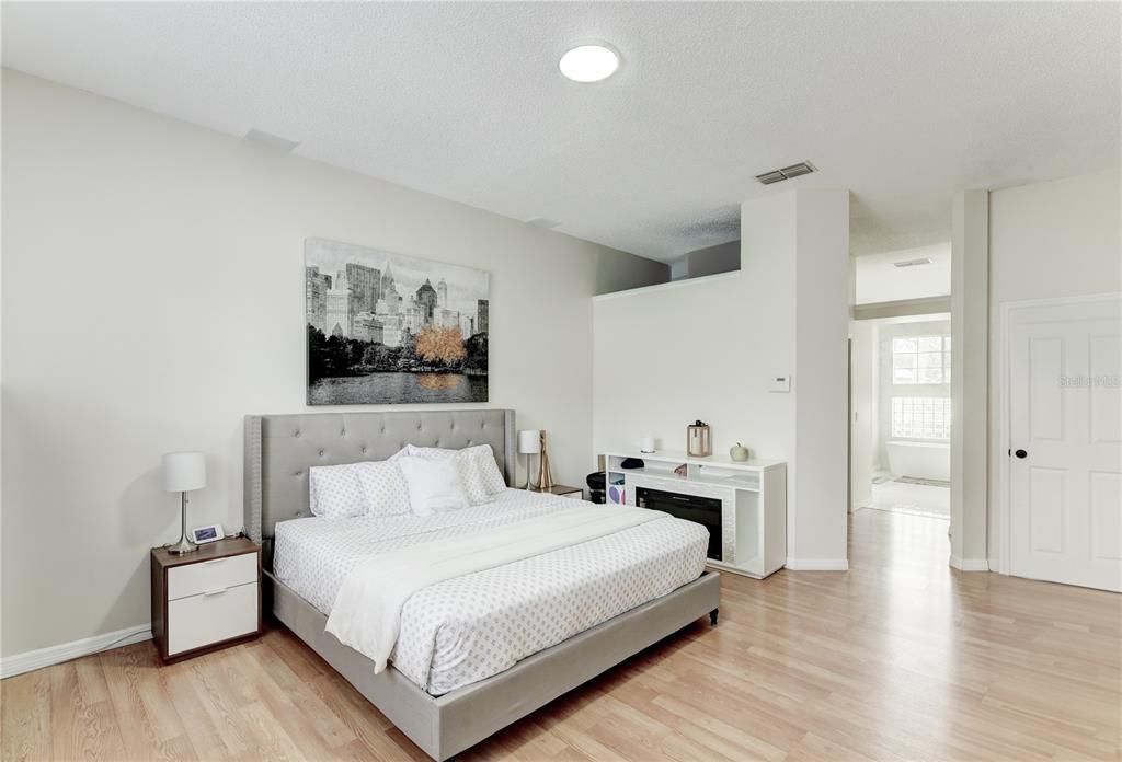 Activo con contrato: $885,000 (5 camas, 2 baños, 3132 Pies cuadrados)