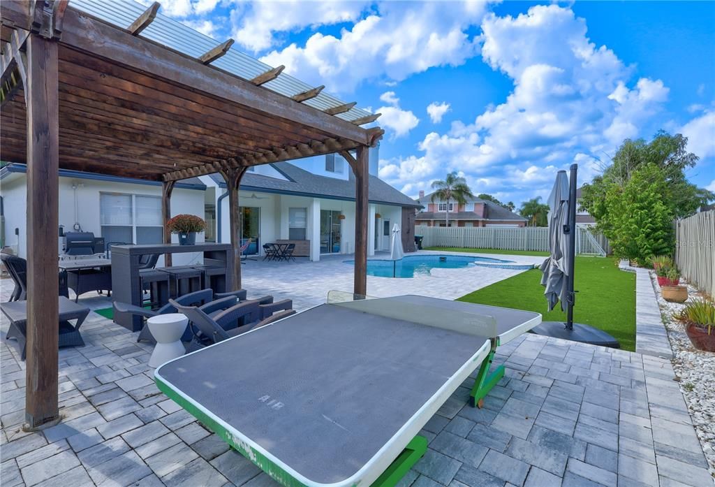 Activo con contrato: $885,000 (5 camas, 2 baños, 3132 Pies cuadrados)