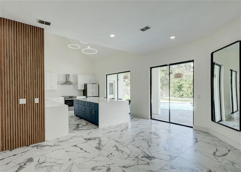 Activo con contrato: $885,000 (5 camas, 2 baños, 3132 Pies cuadrados)