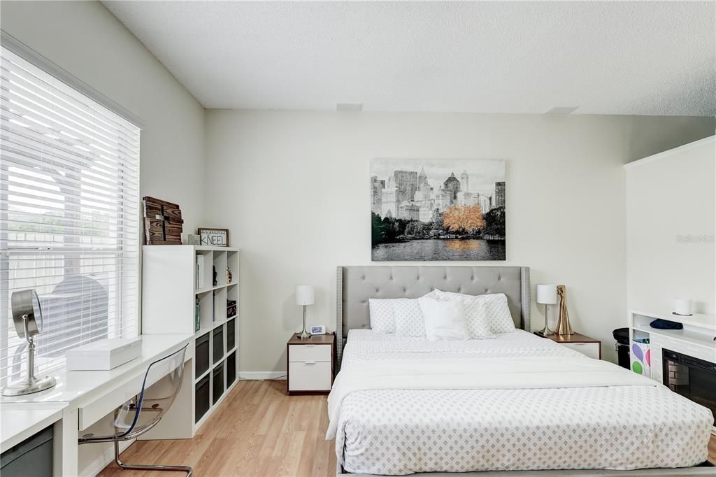 Activo con contrato: $885,000 (5 camas, 2 baños, 3132 Pies cuadrados)