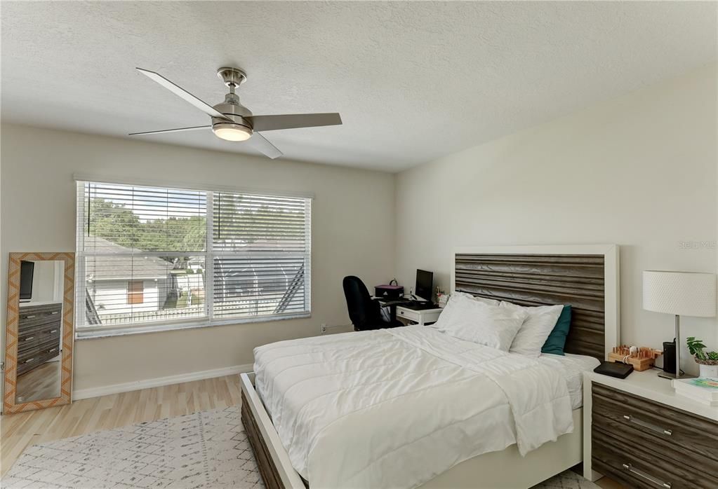 Activo con contrato: $885,000 (5 camas, 2 baños, 3132 Pies cuadrados)