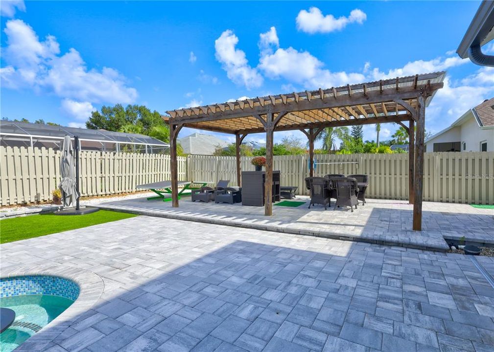 Activo con contrato: $885,000 (5 camas, 2 baños, 3132 Pies cuadrados)