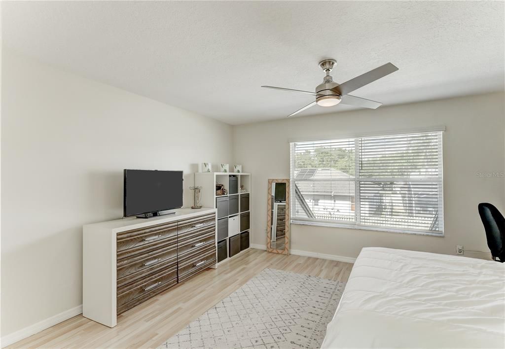Activo con contrato: $885,000 (5 camas, 2 baños, 3132 Pies cuadrados)