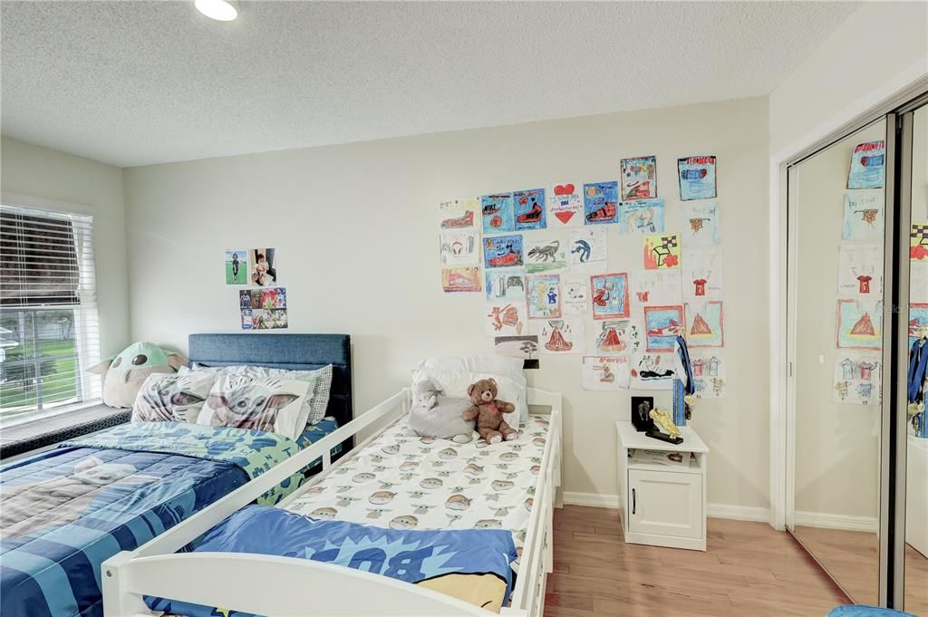 Activo con contrato: $885,000 (5 camas, 2 baños, 3132 Pies cuadrados)