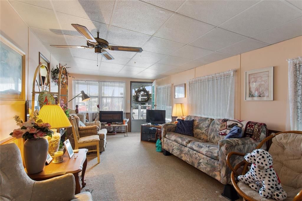 For Sale: $85,000 (1 beds, 1 baths, 364 Square Feet)