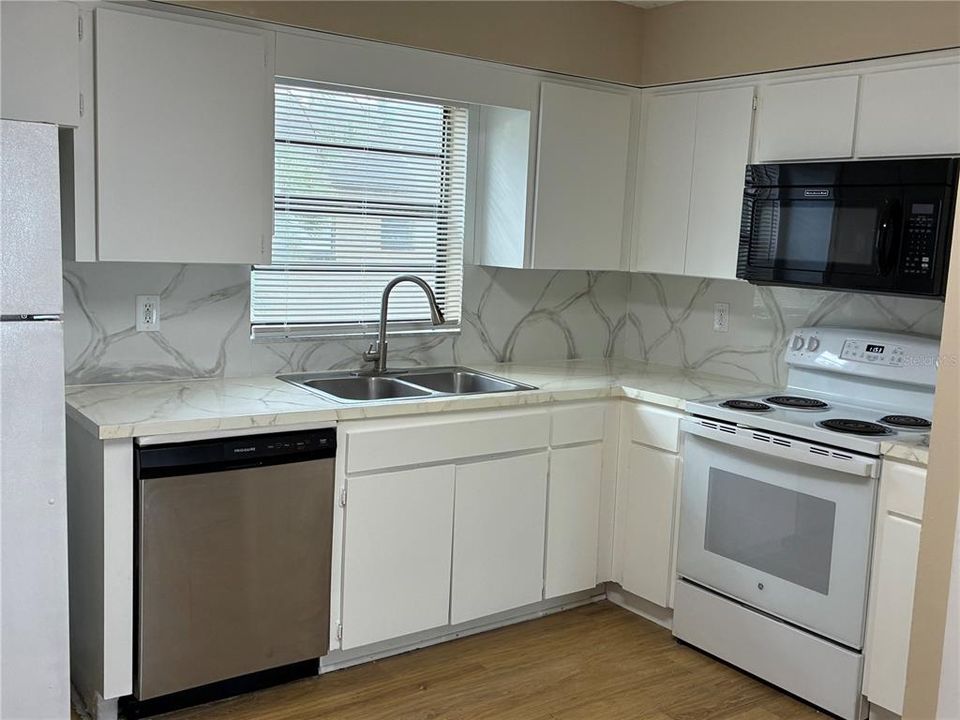 For Rent: $1,300 (2 beds, 1 baths, 820 Square Feet)