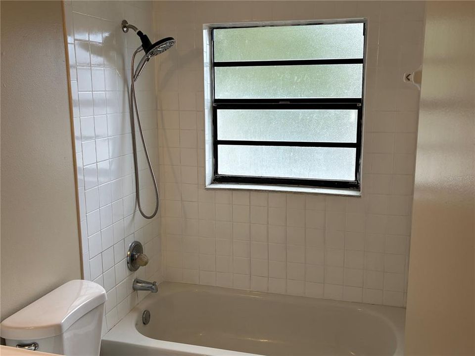 For Rent: $1,300 (2 beds, 1 baths, 820 Square Feet)