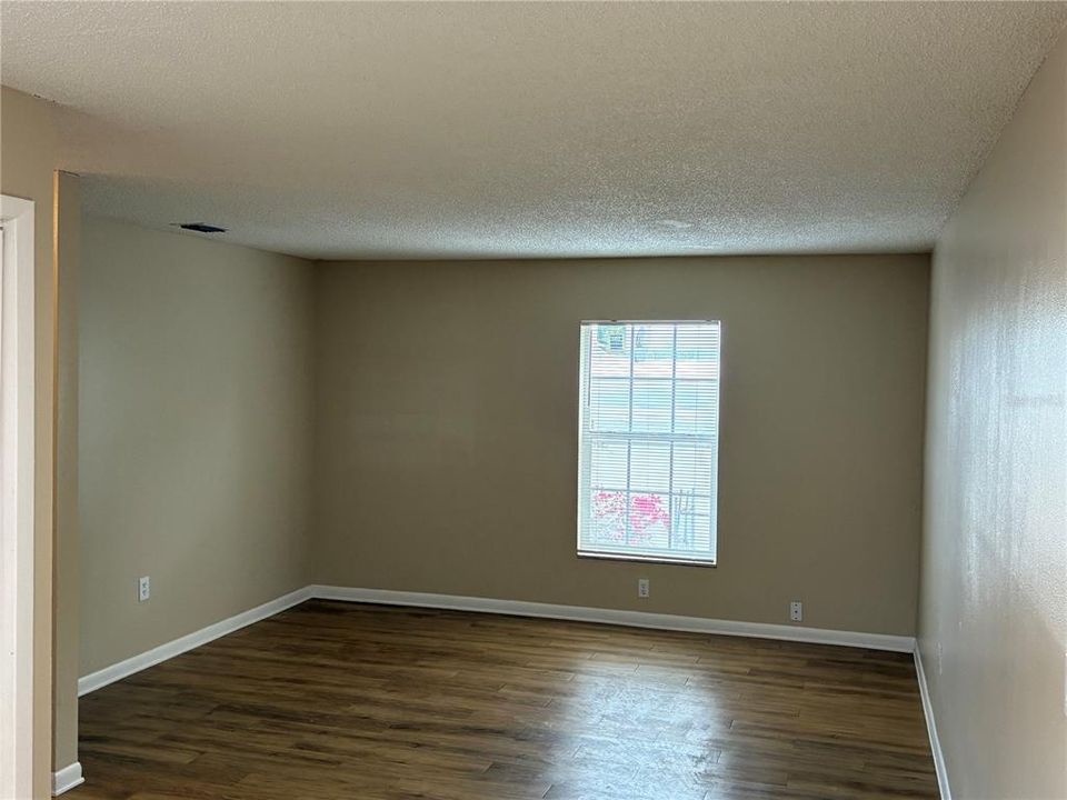 For Rent: $1,300 (2 beds, 1 baths, 820 Square Feet)
