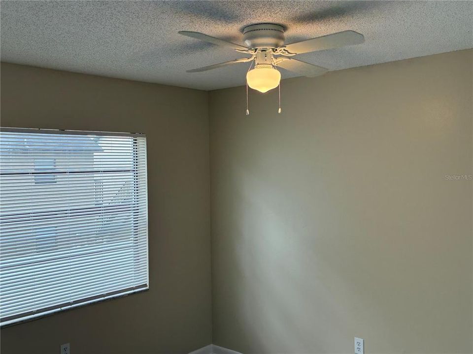 For Rent: $1,300 (2 beds, 1 baths, 820 Square Feet)