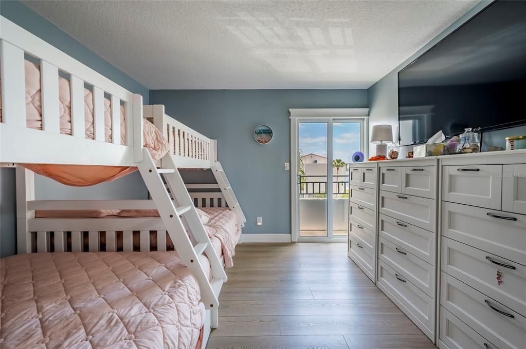 Active With Contract: $439,990 (2 beds, 2 baths, 1260 Square Feet)