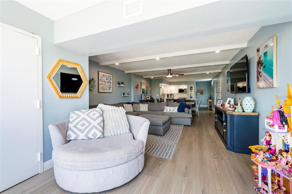 Active With Contract: $439,990 (2 beds, 2 baths, 1260 Square Feet)