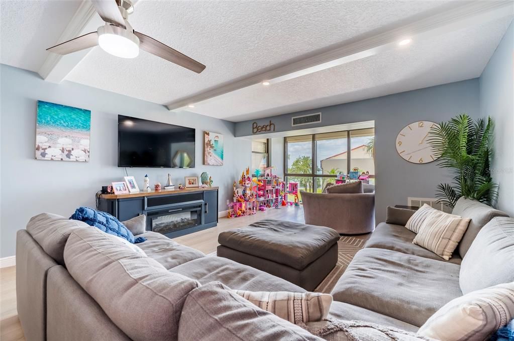 Active With Contract: $439,990 (2 beds, 2 baths, 1260 Square Feet)