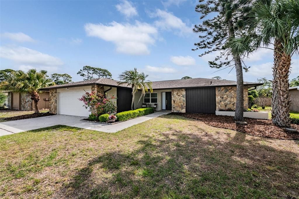Active With Contract: $538,900 (3 beds, 2 baths, 1828 Square Feet)