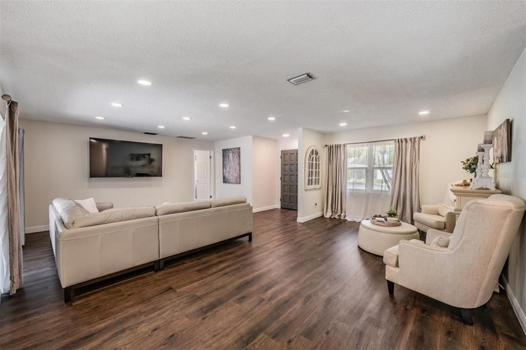 Active With Contract: $538,900 (3 beds, 2 baths, 1828 Square Feet)