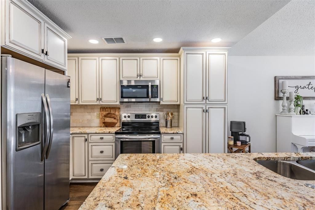 Active With Contract: $538,900 (3 beds, 2 baths, 1828 Square Feet)