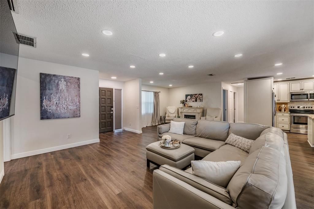 Active With Contract: $538,900 (3 beds, 2 baths, 1828 Square Feet)