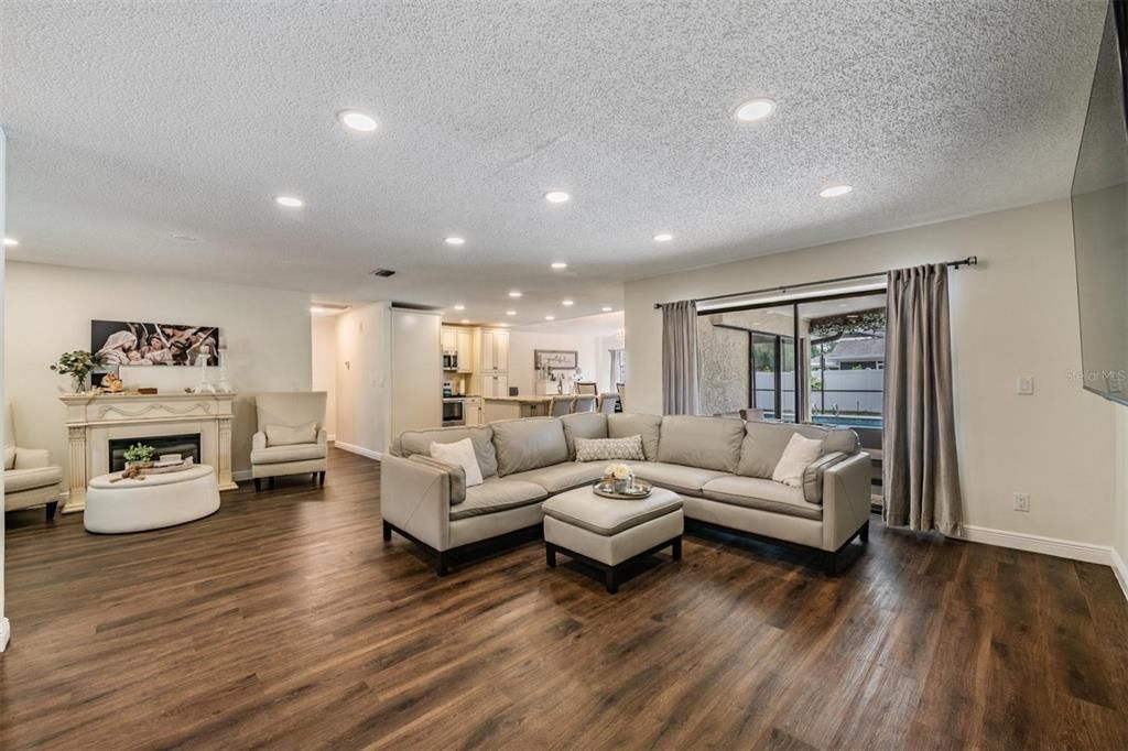 Active With Contract: $538,900 (3 beds, 2 baths, 1828 Square Feet)