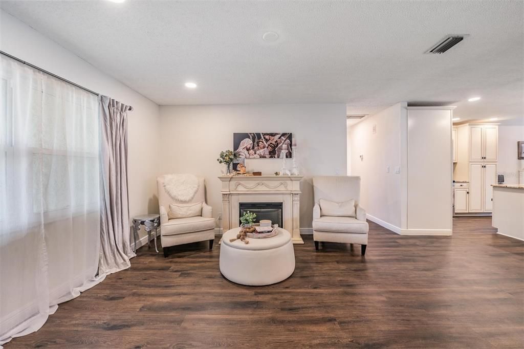 Active With Contract: $538,900 (3 beds, 2 baths, 1828 Square Feet)