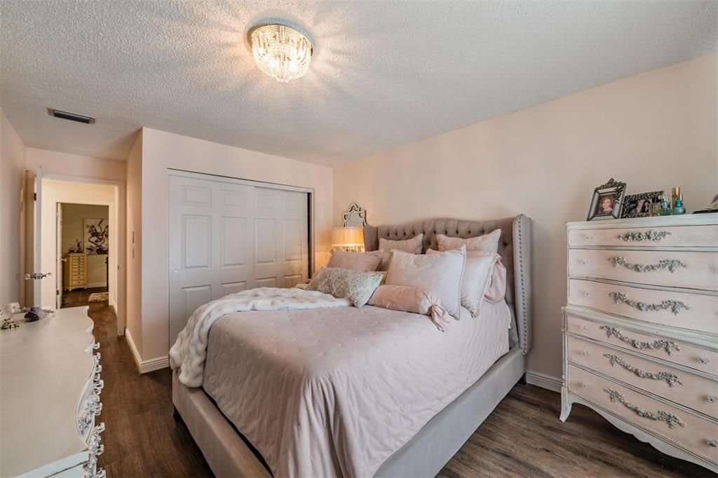 Active With Contract: $538,900 (3 beds, 2 baths, 1828 Square Feet)