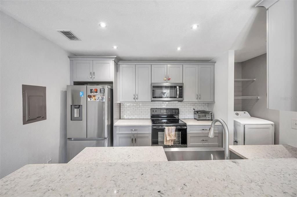Active With Contract: $155,000 (2 beds, 1 baths, 872 Square Feet)