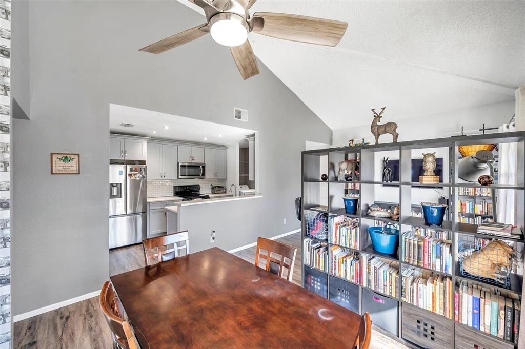 Active With Contract: $155,000 (2 beds, 1 baths, 872 Square Feet)