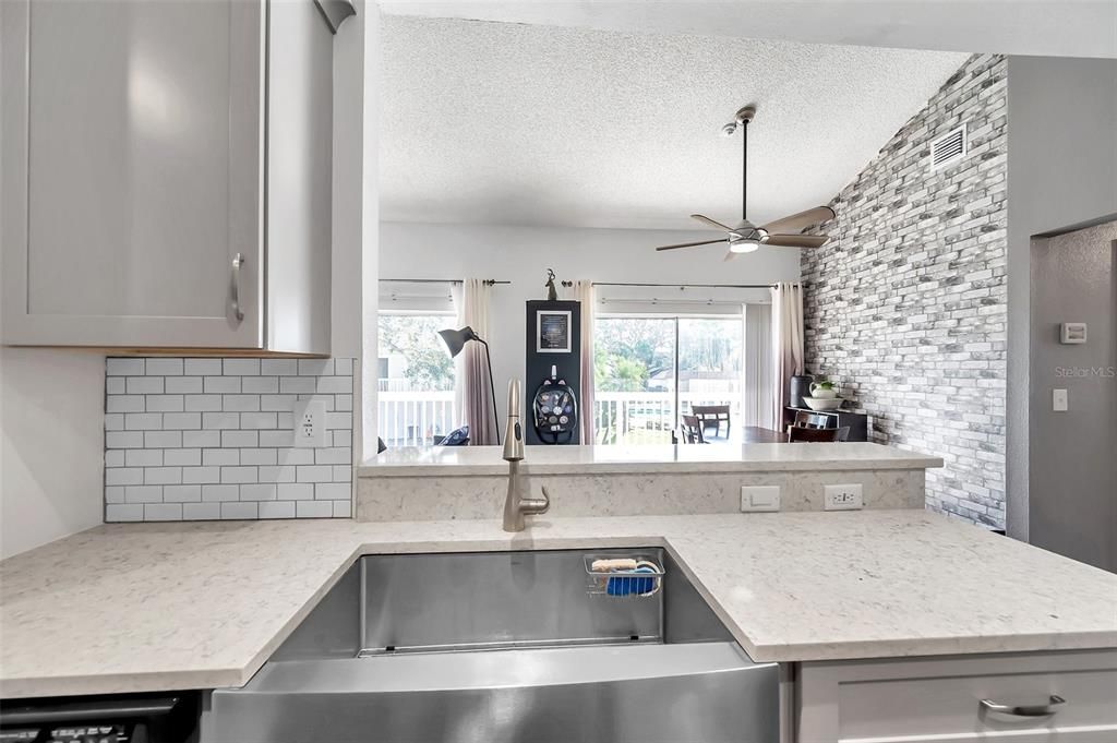 Active With Contract: $155,000 (2 beds, 1 baths, 872 Square Feet)