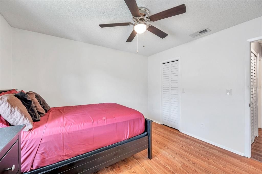 Active With Contract: $155,000 (2 beds, 1 baths, 872 Square Feet)